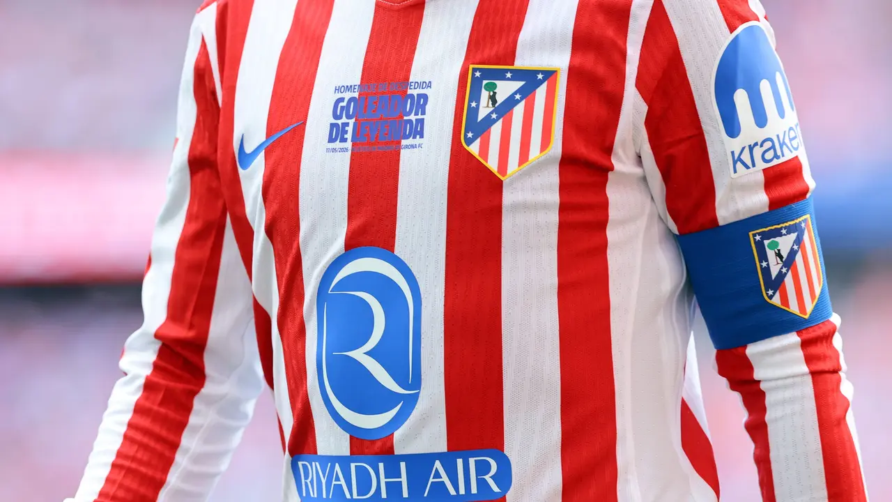 Griezmann con su camiseta conmemorativa | Fuente: Atleti