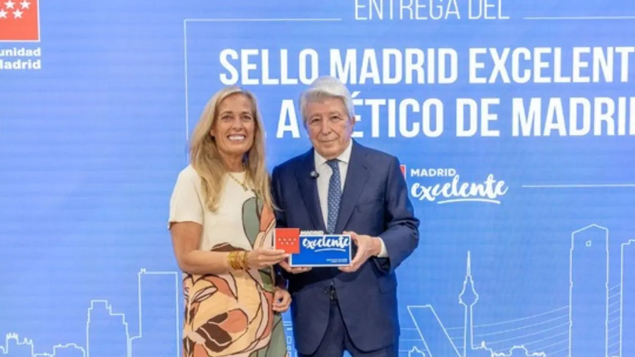 Enrique Cerezo recogi&oacute; el sello de calidad 'Madrid Excelente' | Fuente  (@Atleti)