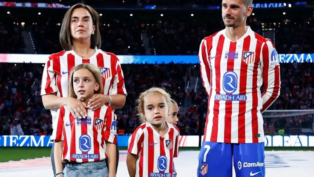Antoine Griezmann junto a su familia | Fuente  (@Atleti)