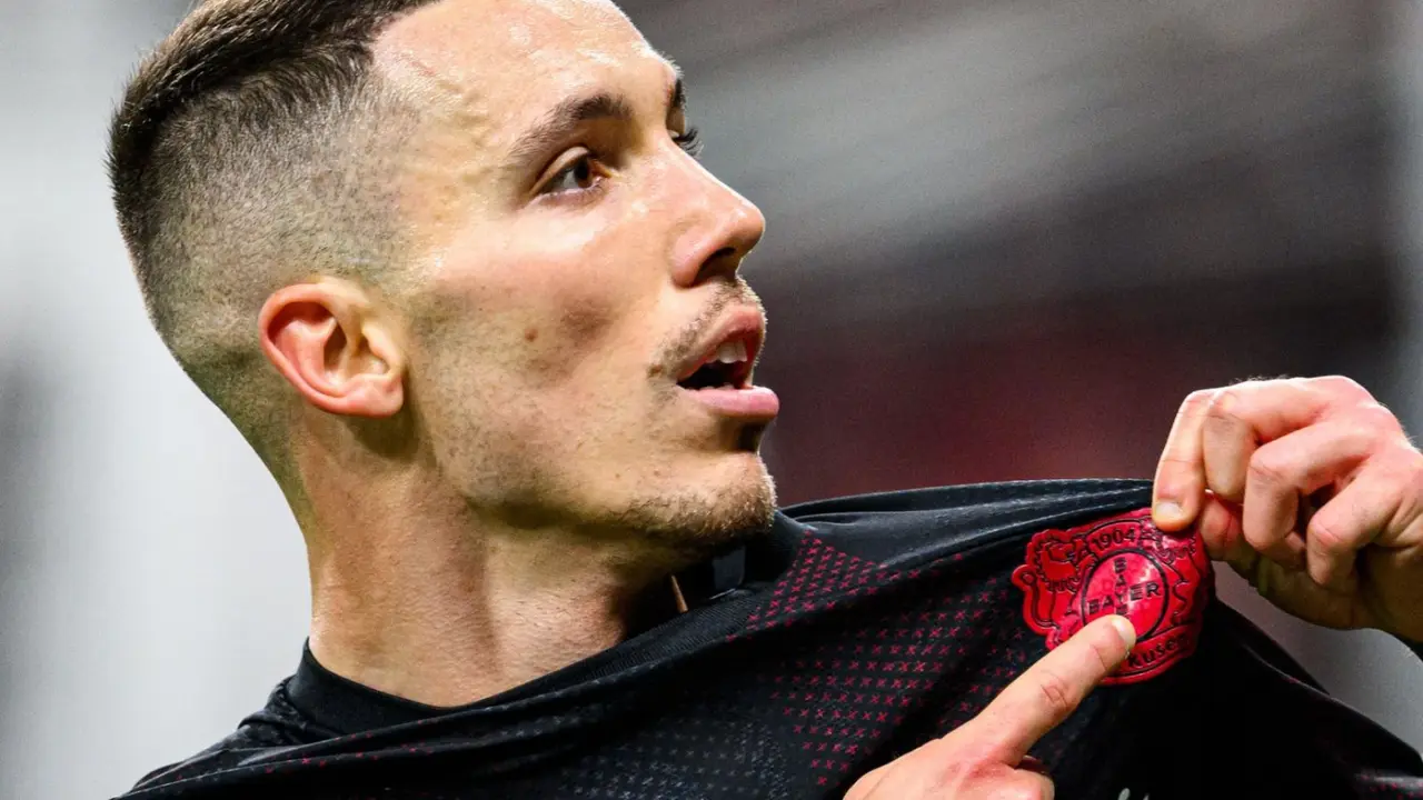 Alejandro Grimaldo llega al Metropolitano | Fuente (@bayer04_es)