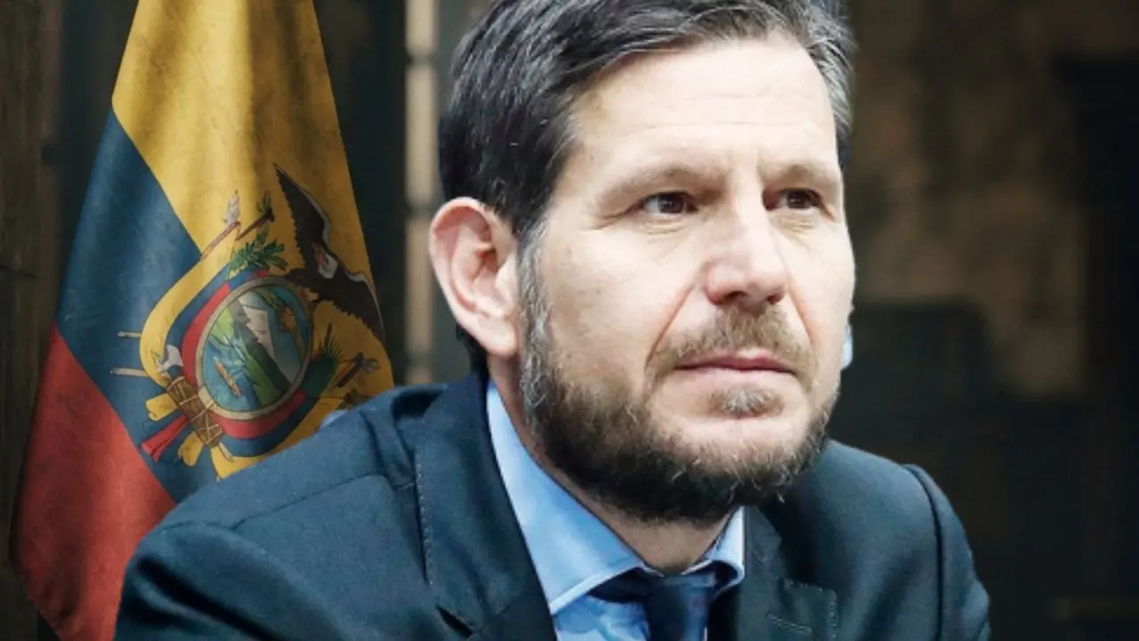 Mateu Alemany apunta a Ecuador | Fuente (Canva, @ValenciaCF)