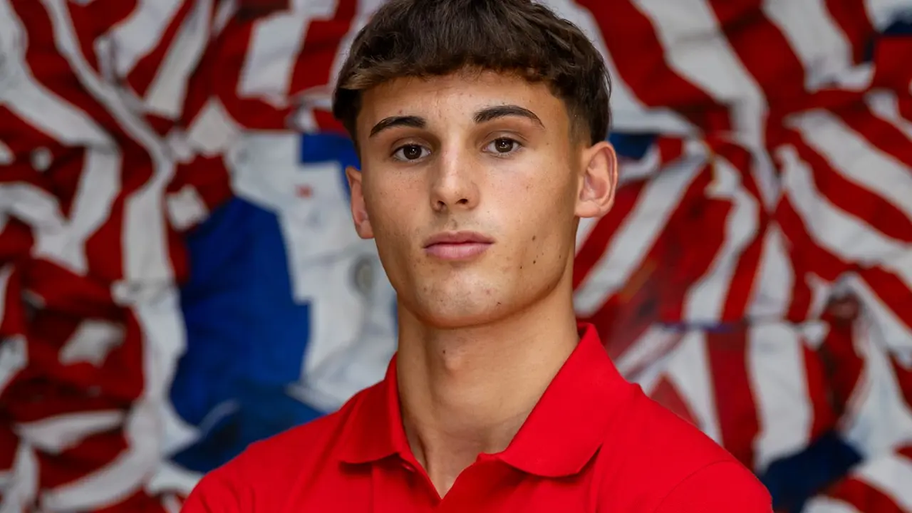 &Aacute;lvaro Vega en sus primeras fotos como rojiblanco Fuente @_alvarovega_7 @AtletiAcademia Canva