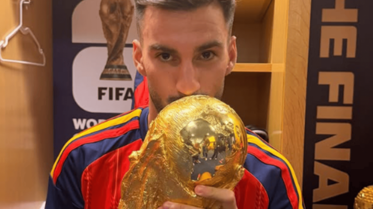 &Aacute;lex Baena con la Copa del Mundo | Fuente (@alexbbaena)
