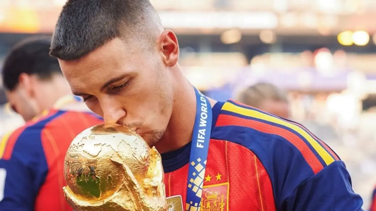 Alejandro Grimaldo con el trofeo del Mundial | Fuente (@Atleti)