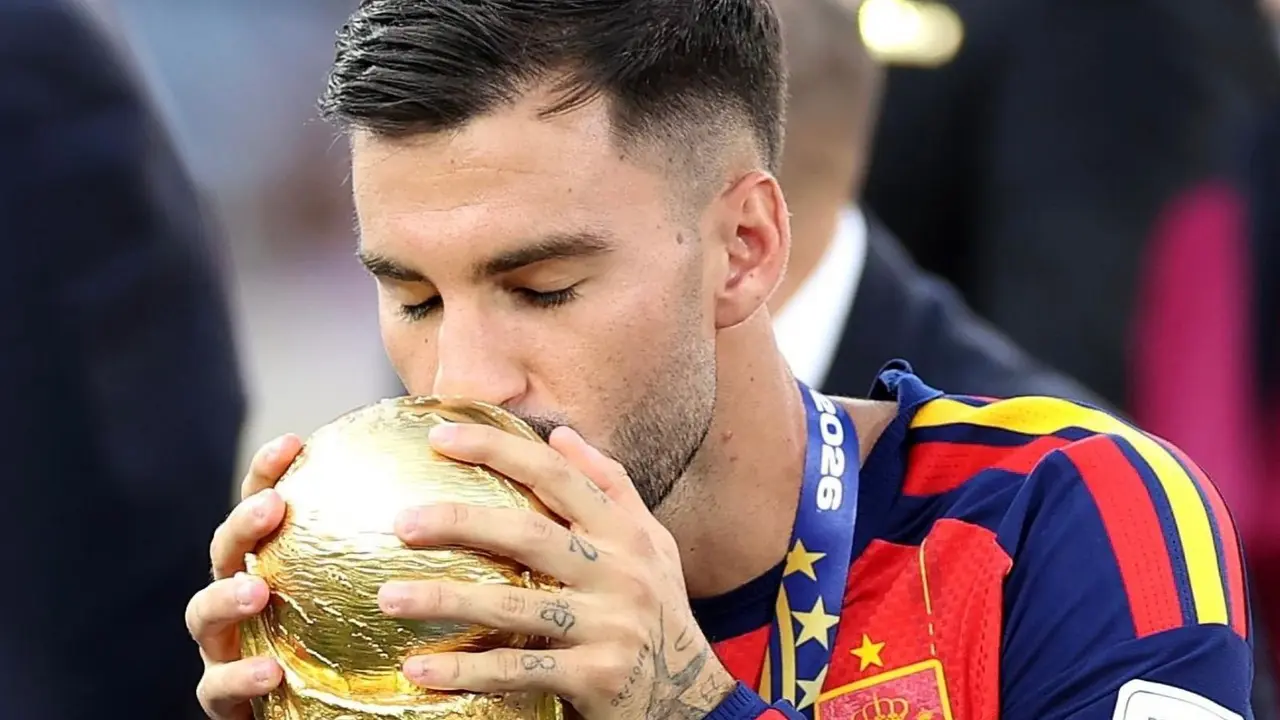 &Aacute;lex Baena con el trofeo del Mundial | Fuente (@Atleti)