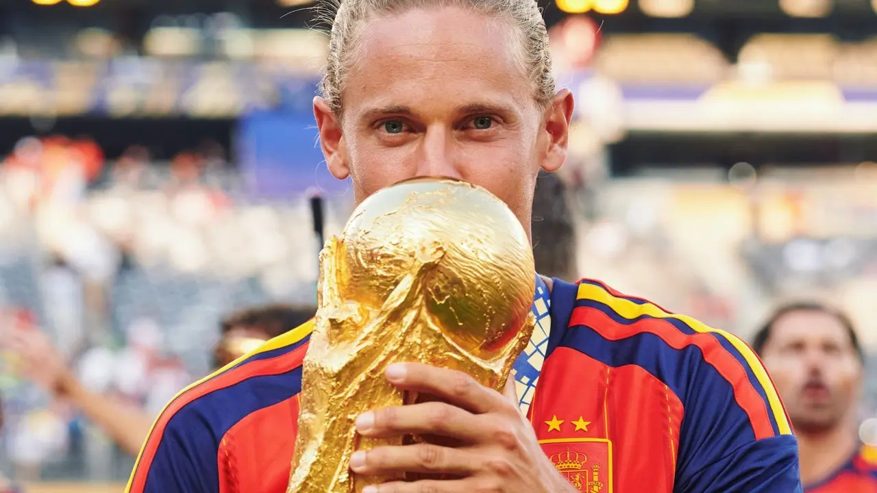 Marcos Llorente con el trofeo del Mundial | Fuente (@Atleti)