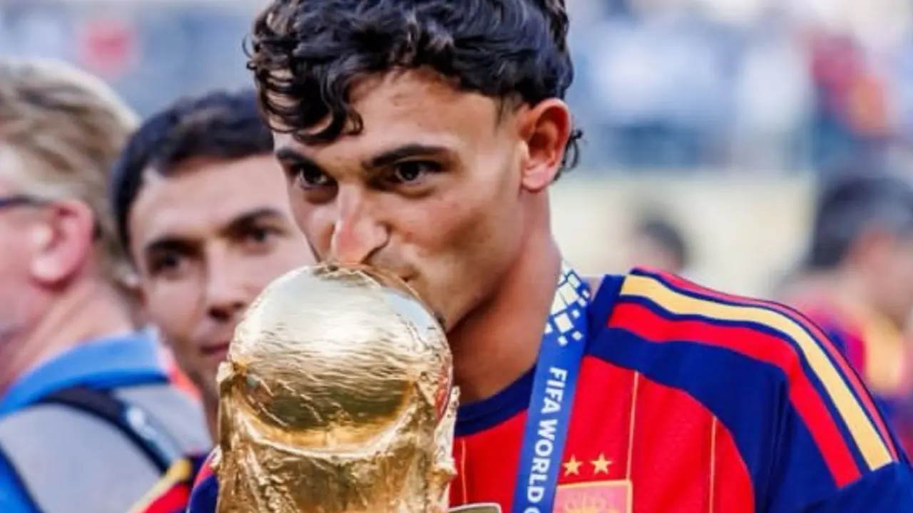 Marc Pubill con el trofeo del Mundial | Fuente (@Atleti)