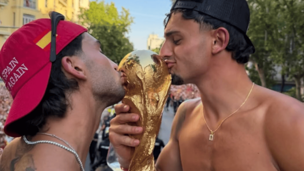 Pubill y Ferr&aacute;n Torres besando la Copa del Mundo | Fuente (@atleticodemadrid)