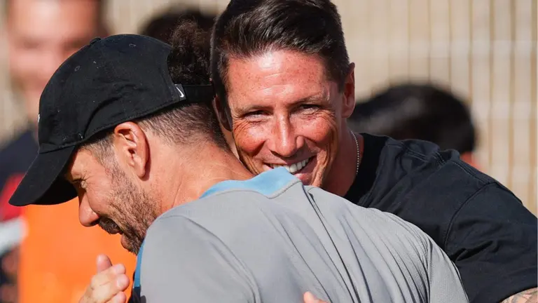 Simeone mira a los jugadores de Fernando Torres | Fuente: (@Atleti)