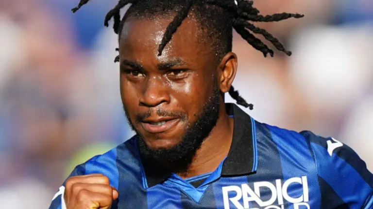 Lookman celebrando un gol con el Atalanta