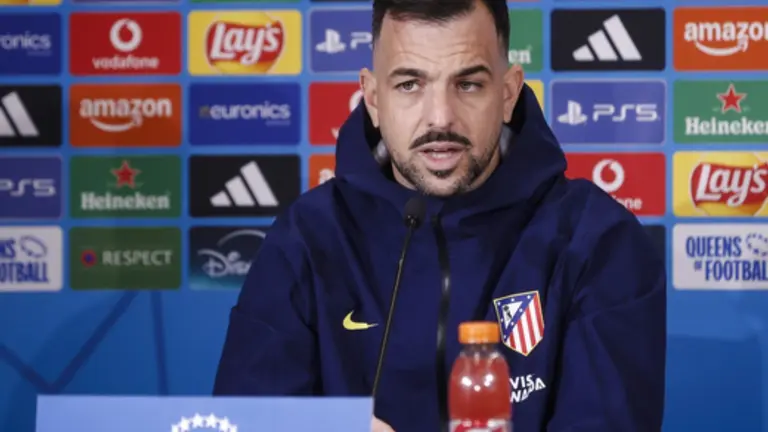 Jos&eacute; Herrera atendi&oacute; a los medios en Alcal&aacute; | (Fuente: @AtletiFemenino y Canva)