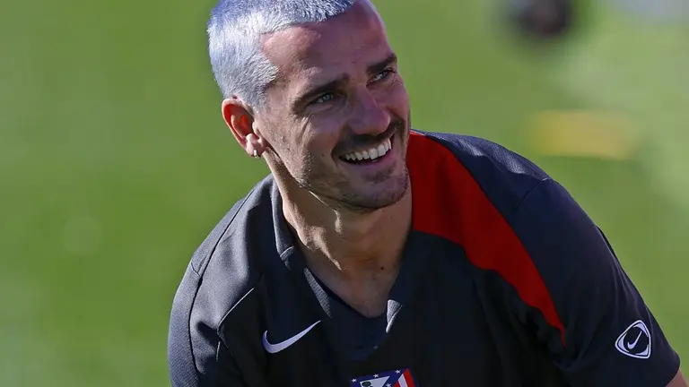 Griezmann atendi&oacute; a cientos de aficionados rojiblancos | Fuente (@Atleti)