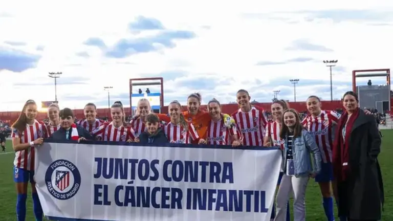 La Fundaci&oacute;n y el Femenino mostraron su apoyo a la lucha contra el C&aacute;ncer Infantil | Fuente: Atleti