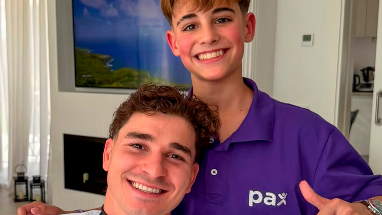 Gael le cort&oacute; el pelo a Juli&aacute;n Alvarez | Fuente (TikTok)