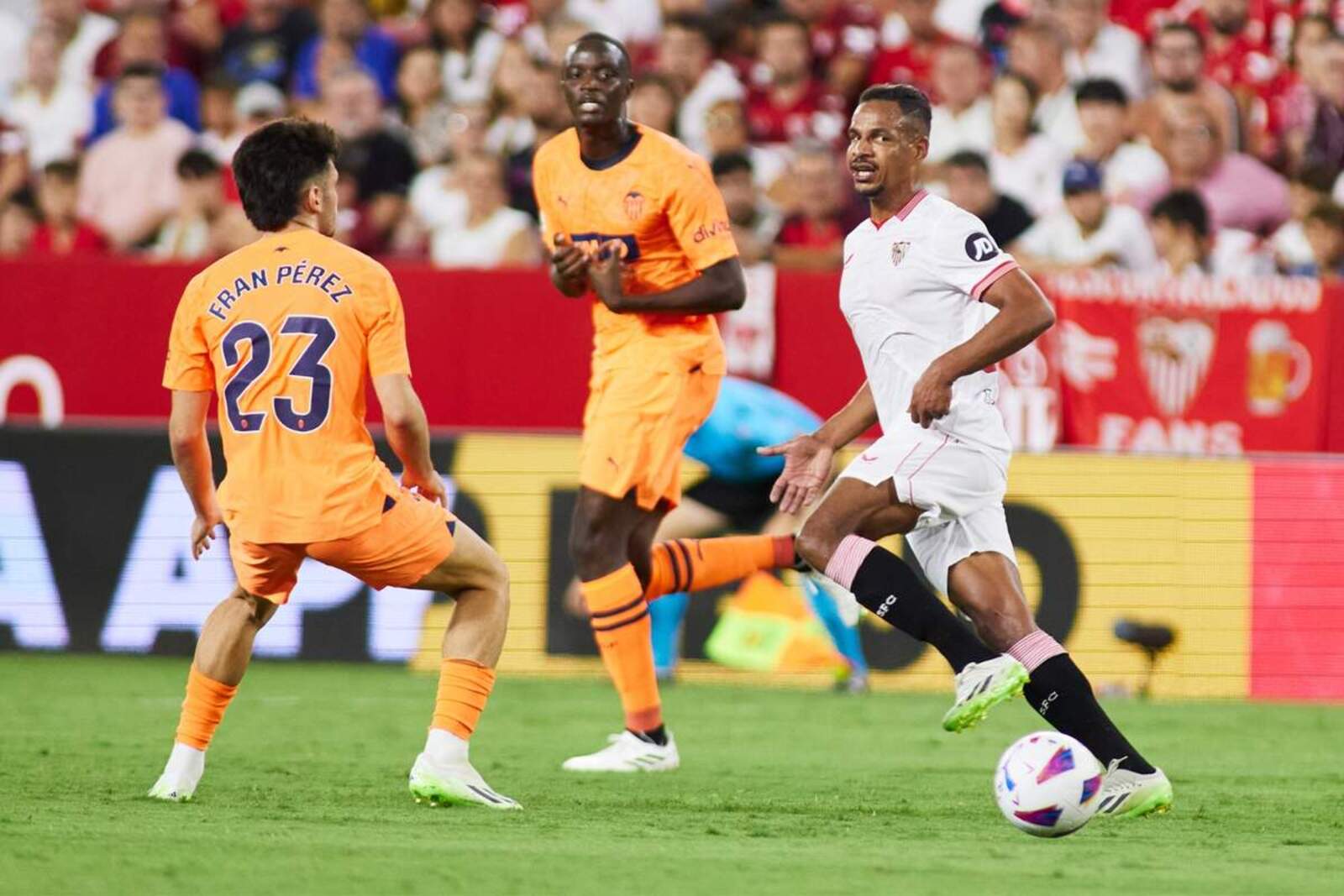 La camiseta del Sevilla continúa sin patrocinador principal