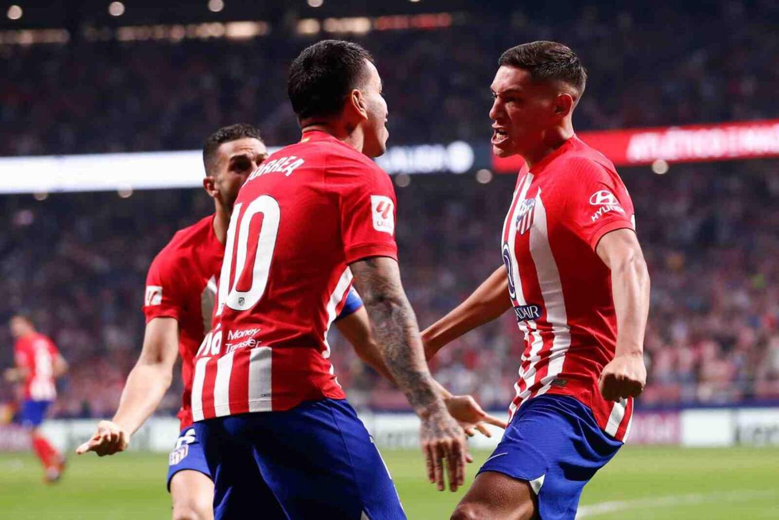 Correa celebrando un gol