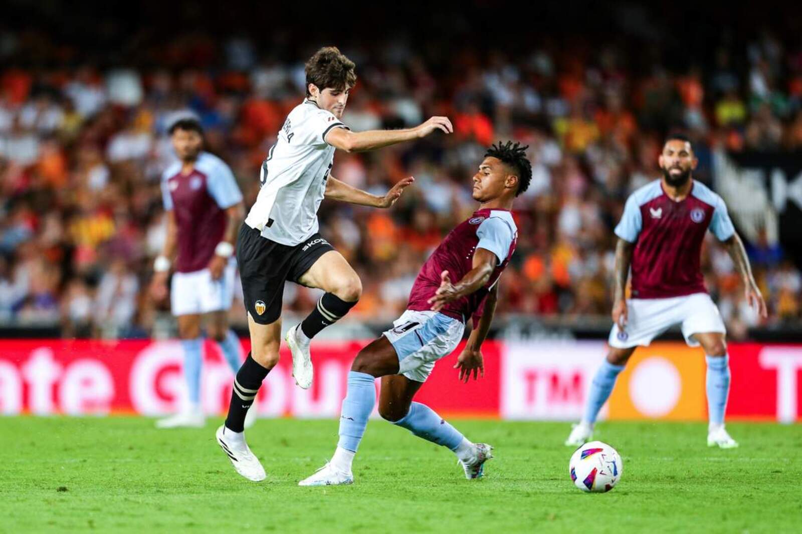 Javi Guerra, durante un partido con el Valencia CF
