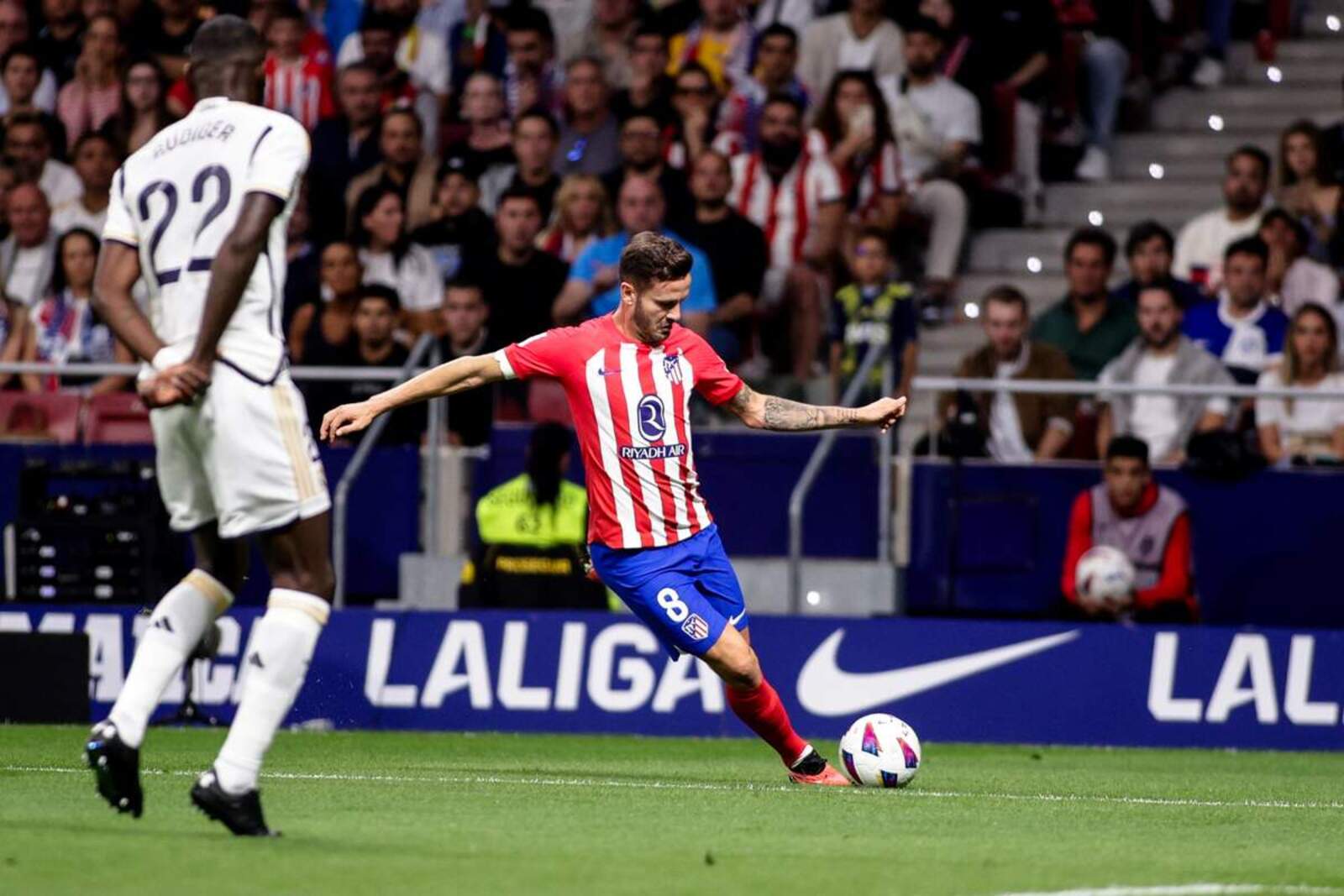 Saúl en el derbi ante el Madrid
