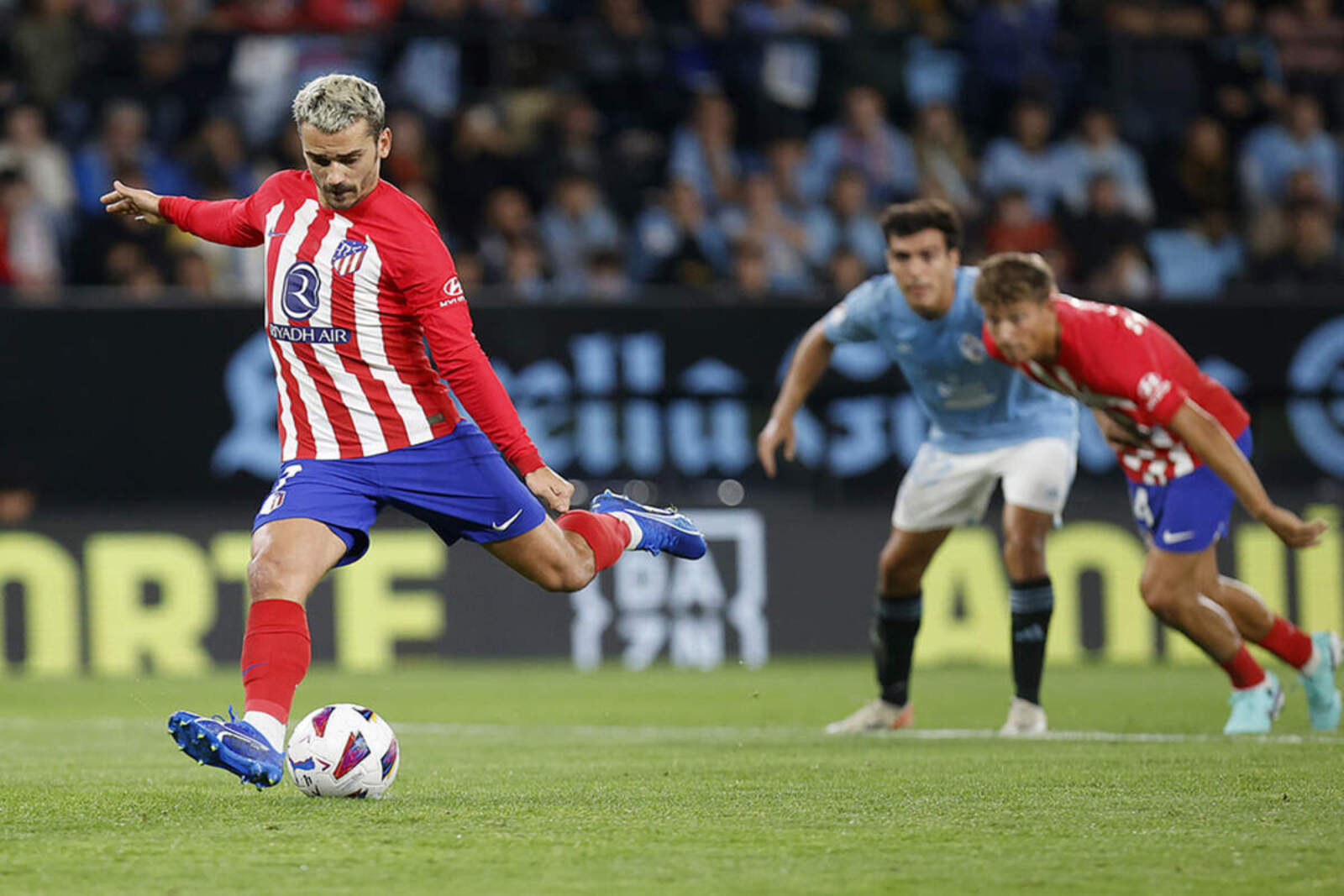 Antoine Griezmann marcando gol al Celta de Vigo