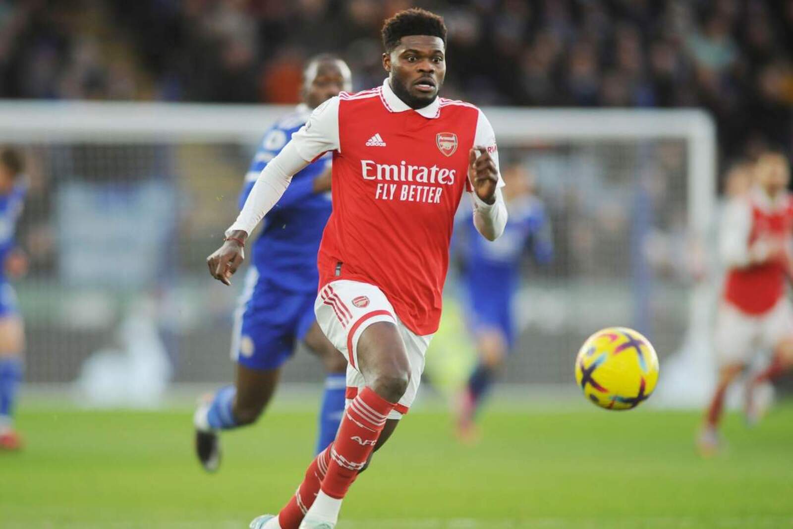 Thomas Partey en un partido con el Arsenal