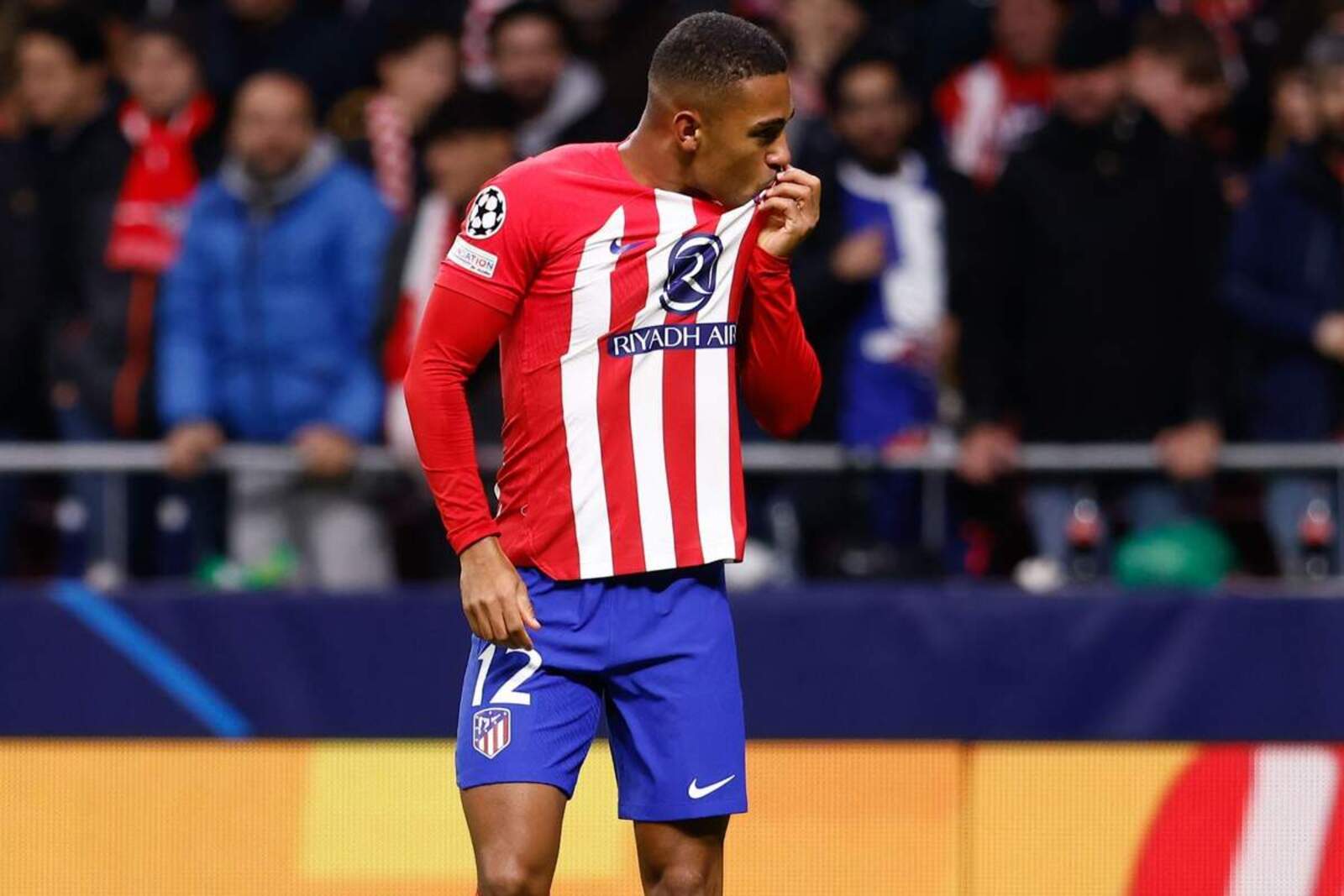 Samuel Lino besándose el logo del Atlético