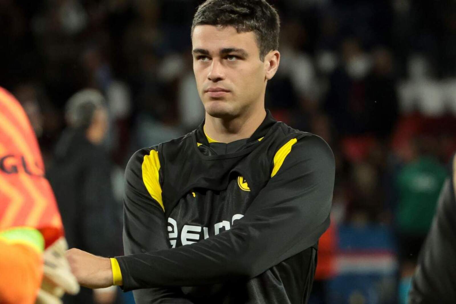 Giovanni Reyna calentando con el Dortmund