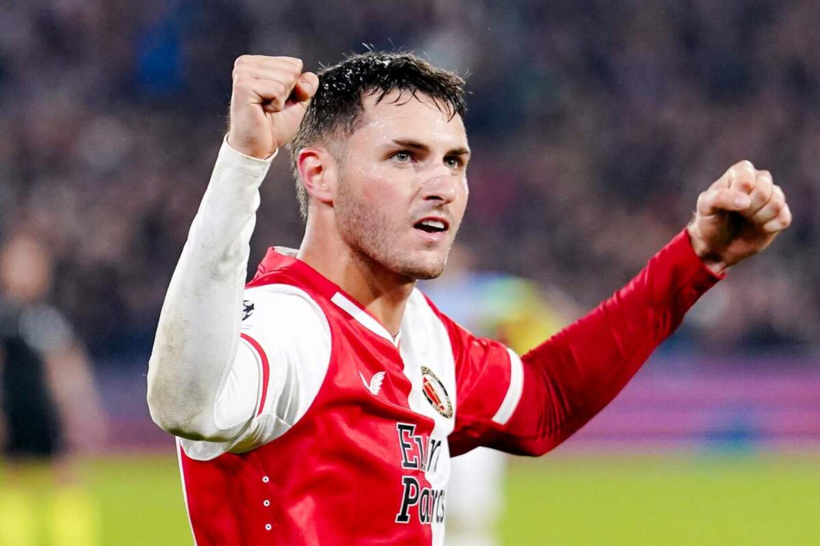Santiago Giménez celebrando un gol