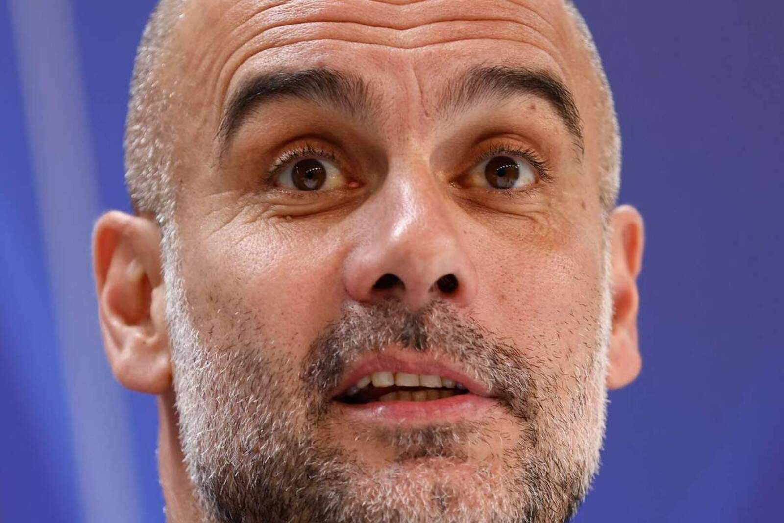 Pep Guardiola respondiendo en una rueda de prensa | Europa Press