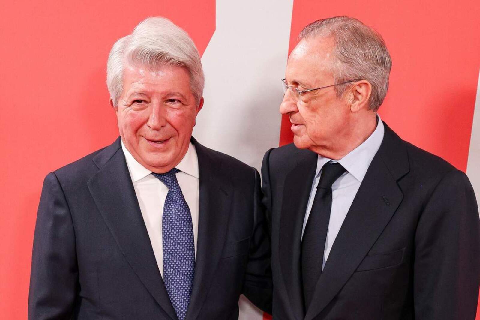 Enrique Cerezo y Florentino Pérez, durante el homenaje al presidente del Atlético de Madrid