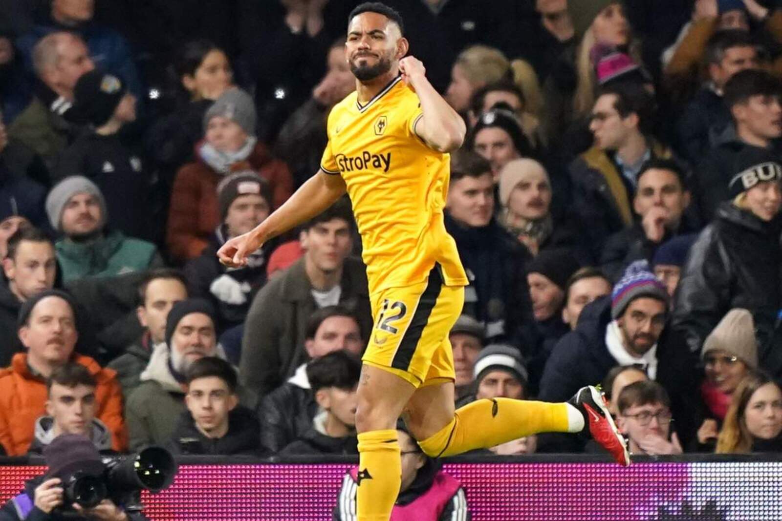 Matheus Cunha celebrando un gol