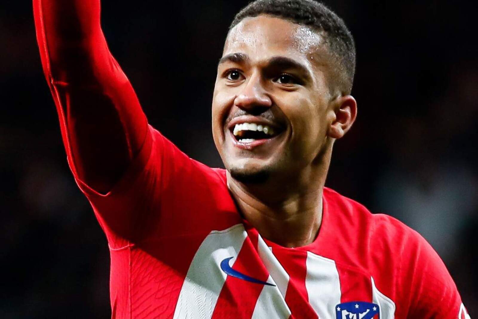 Samuel Lino adelantó a Riquelme en el carril izquierdo