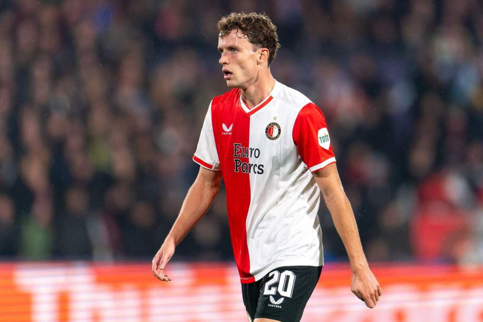Mats Wieffer en un partido con el Feyenoord