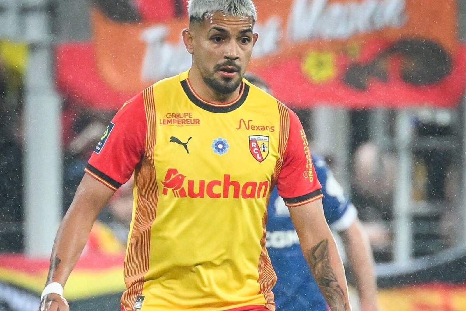 Facundo Medina es vigilado de cerca por el Atlético de Madrid