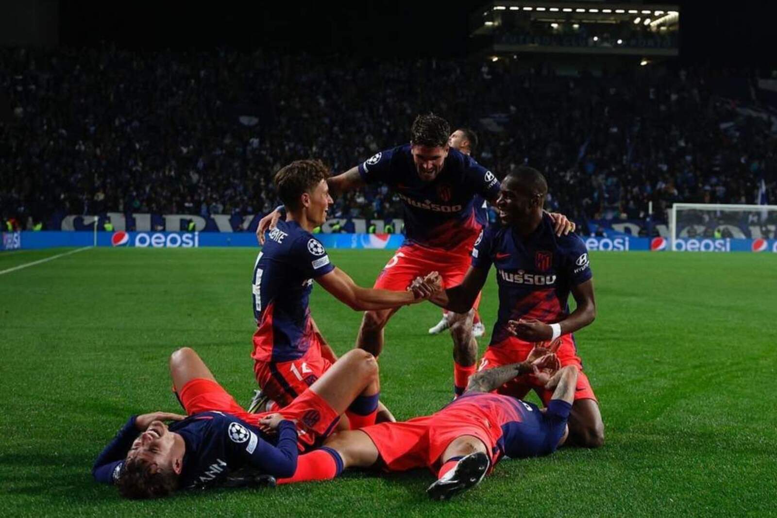 El Atlético derrotó al Oporto 1-3 en Portugal