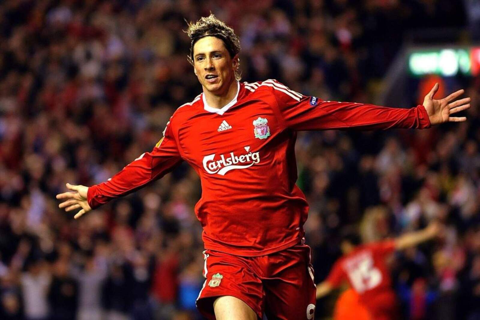 Torres celebrando un gol en su debut con el Liverpool