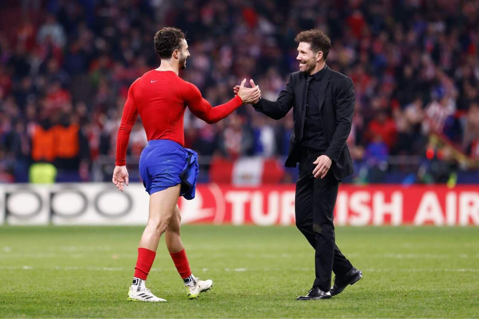 Imagen de Mario Hermoso saludando a Simeone