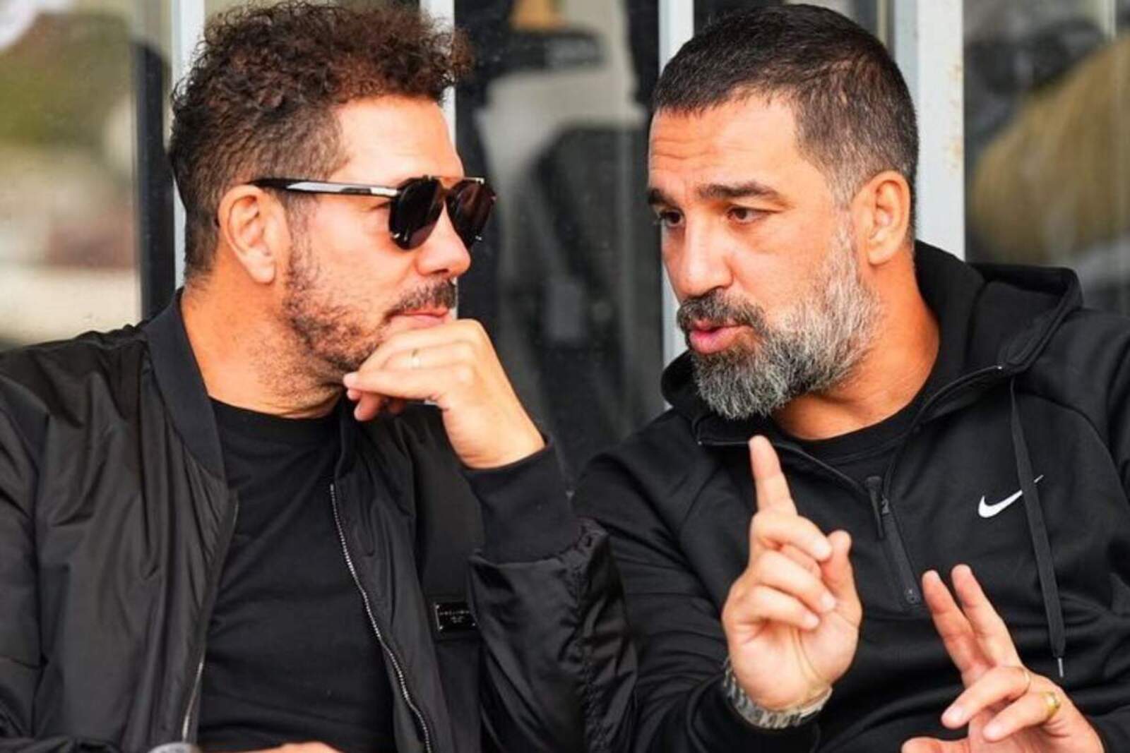 Arda Turan charlando con Diego Pablo Simeone