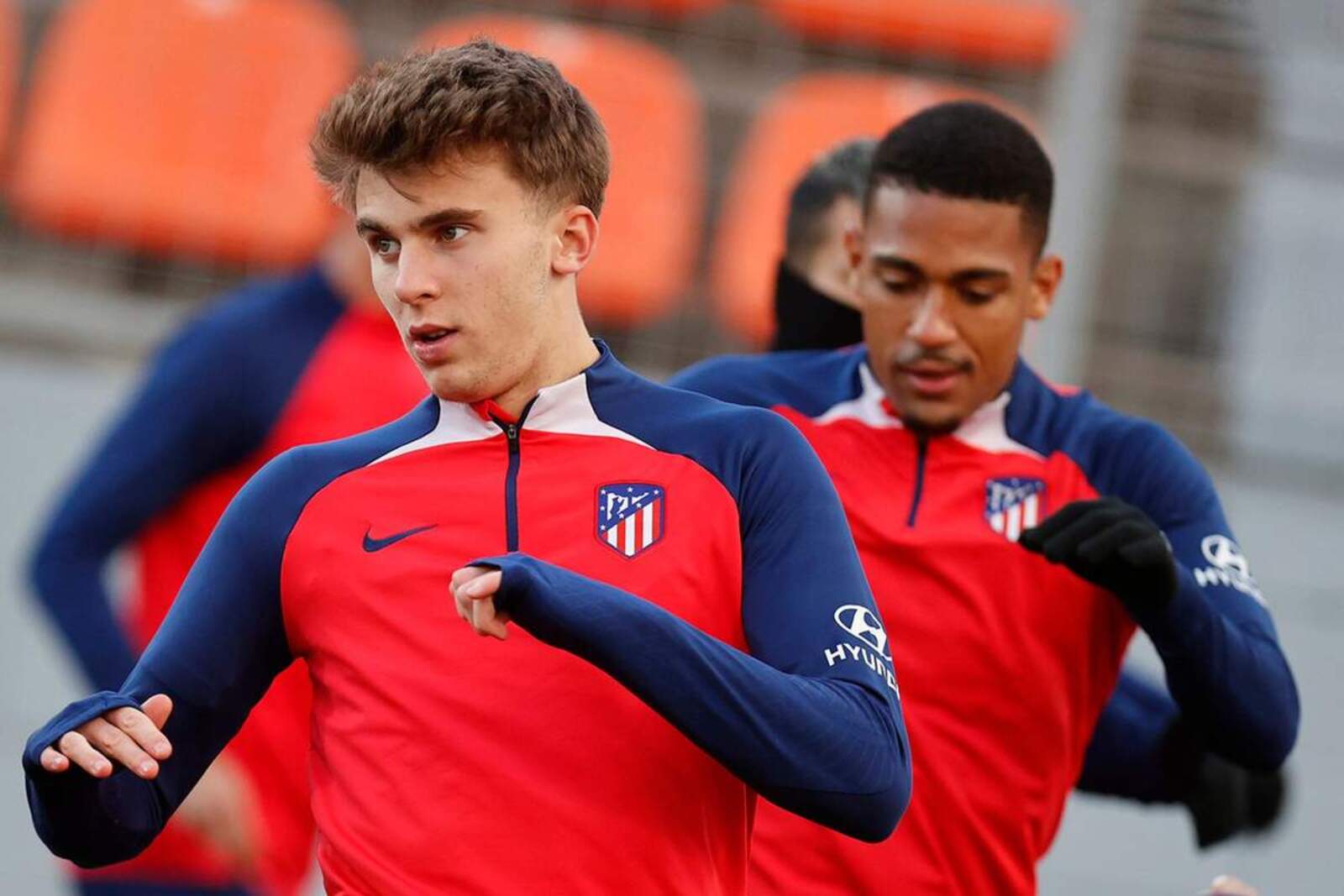 Pablo Barrios y Samuel Lino ejercitándose con el equipo