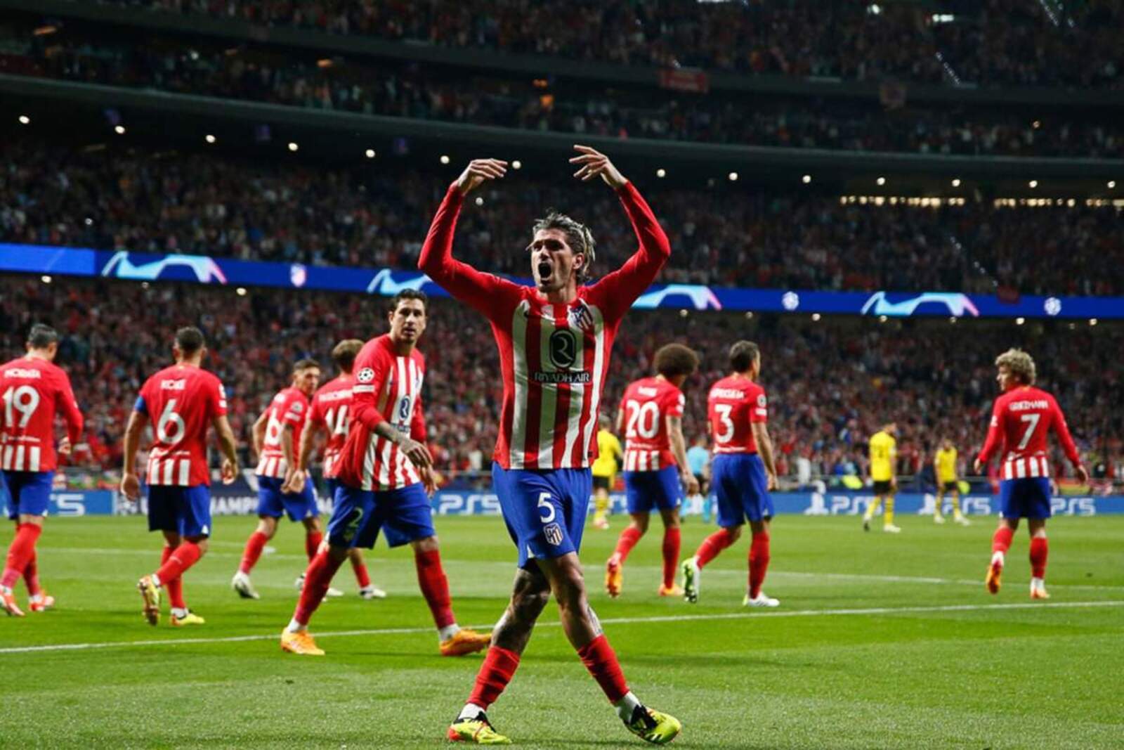 De Paul celebrando su gol ante el Dortmund