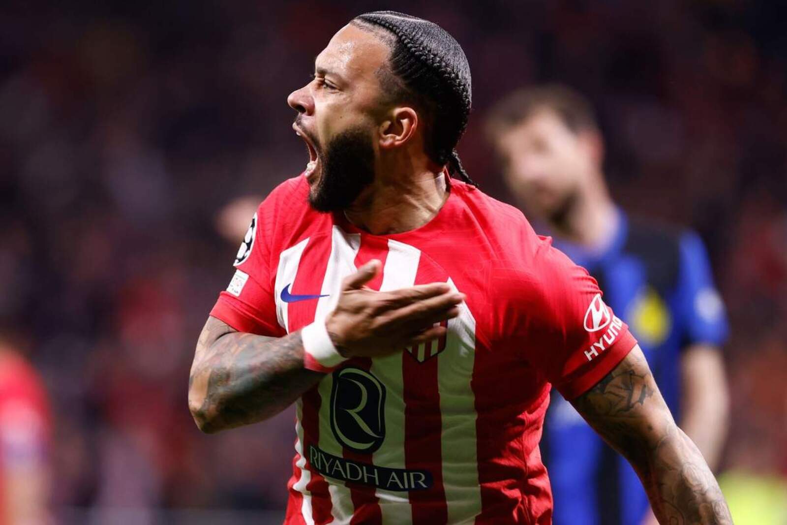 Depay celebrando su gol
