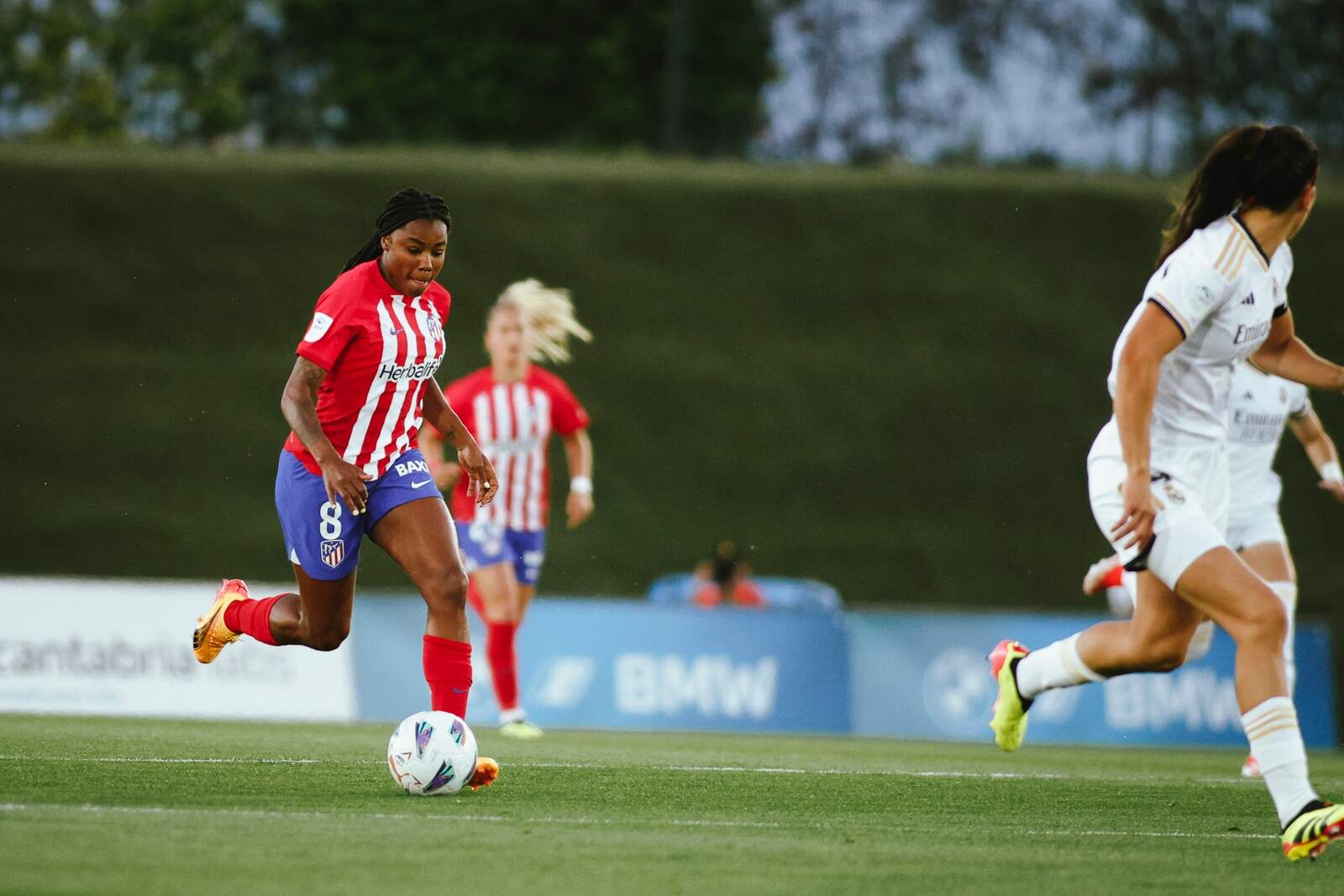 El Atlético de Madrid escapa de forma gradual de la presión merengue