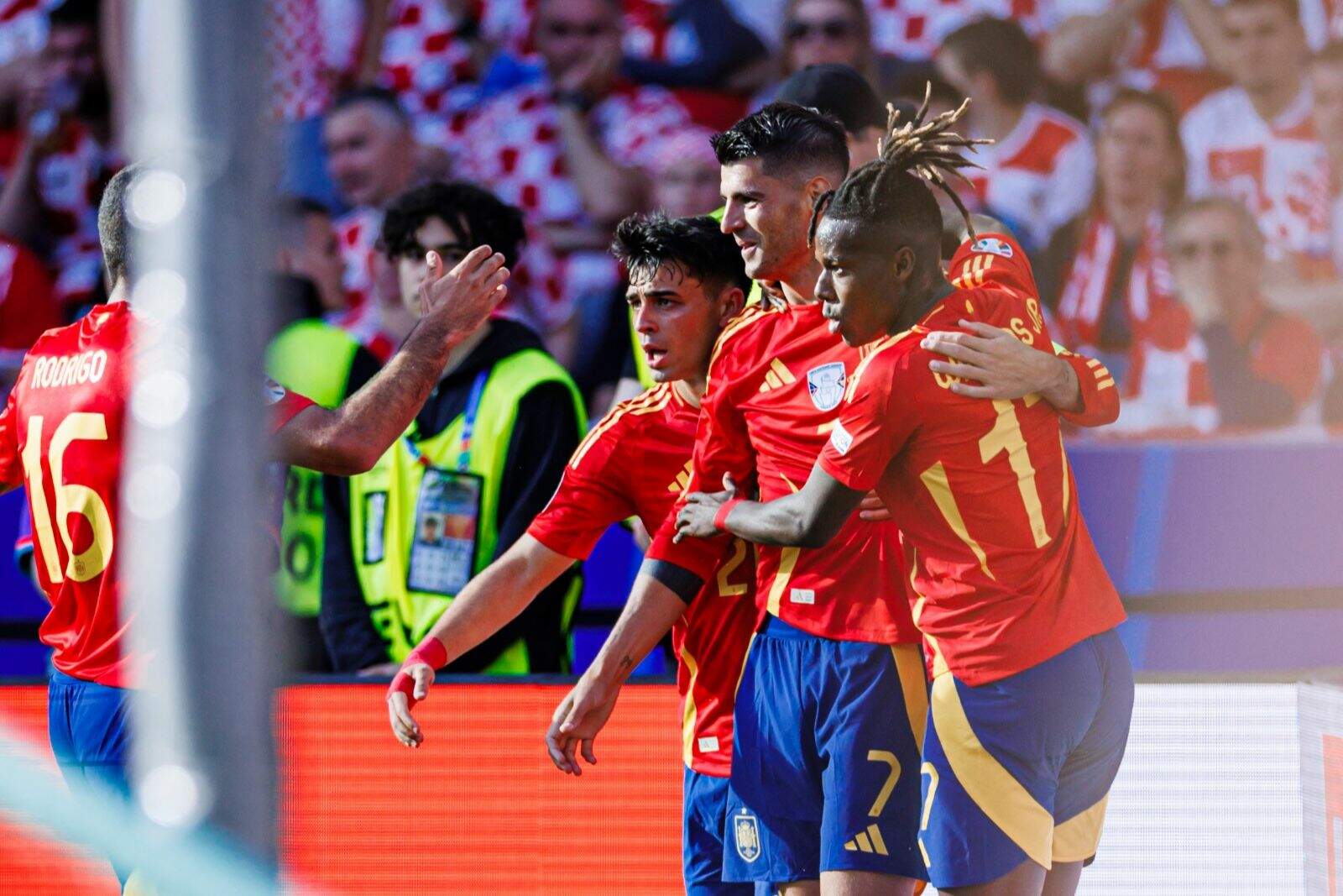 Los jugadores de la Selección española celebran el gol de Álvaro Morata