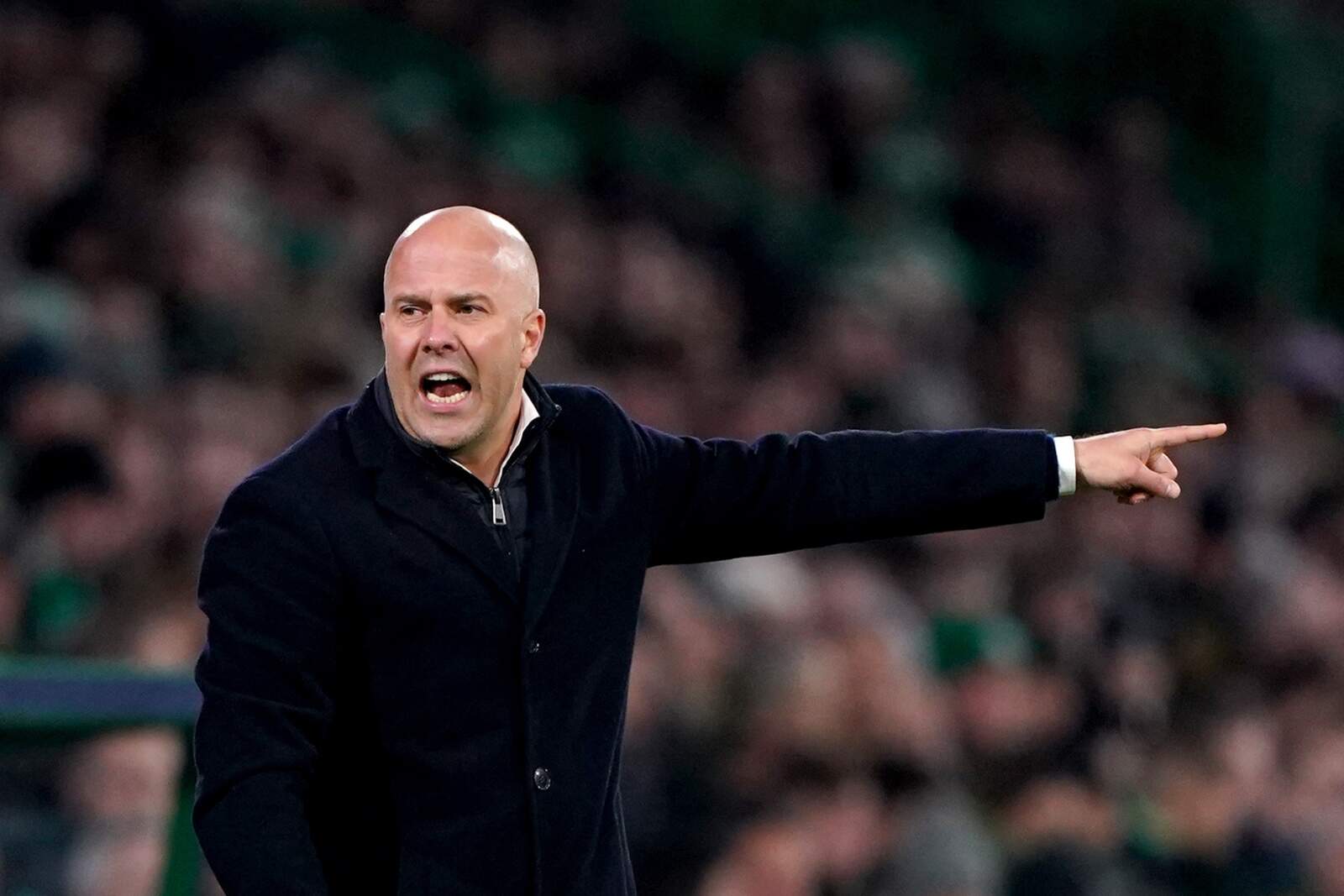 Arne Slot dirigiendo un partido del Liverpool
