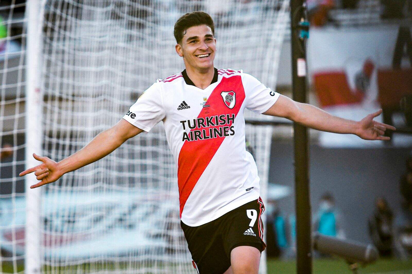 Juli?n Alvarez marc? seis goles en un partido de la Copa Libertadores con River Plate