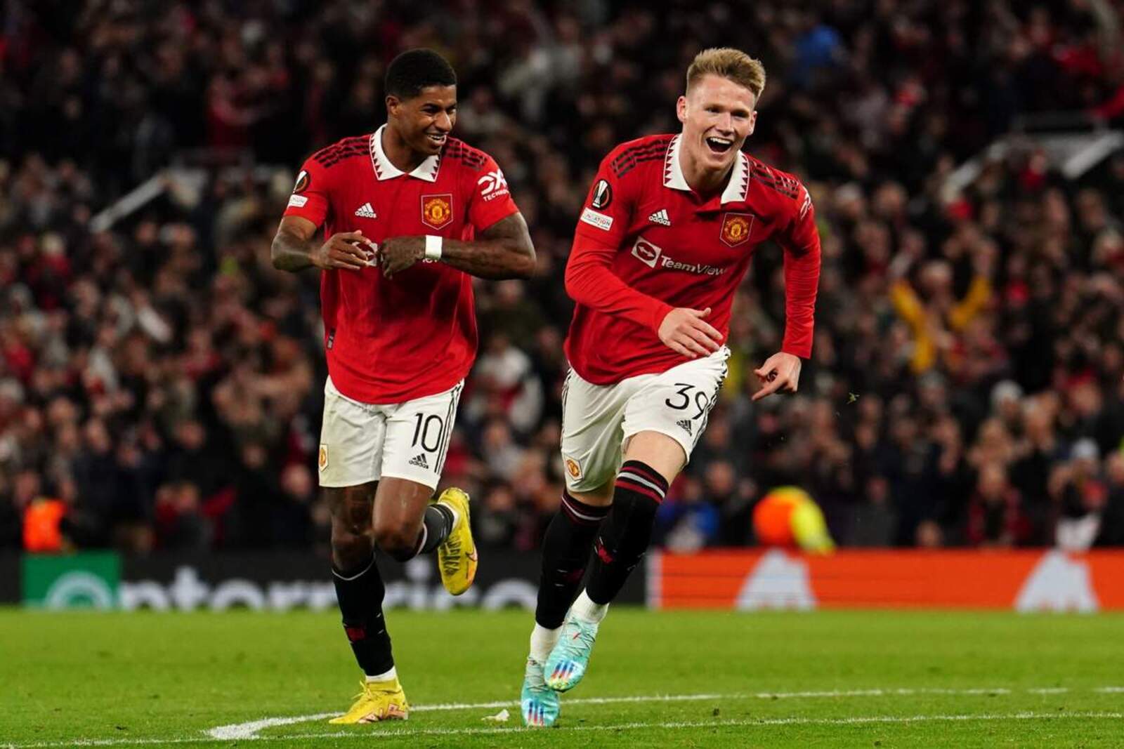 Scott McTominay (derecha)