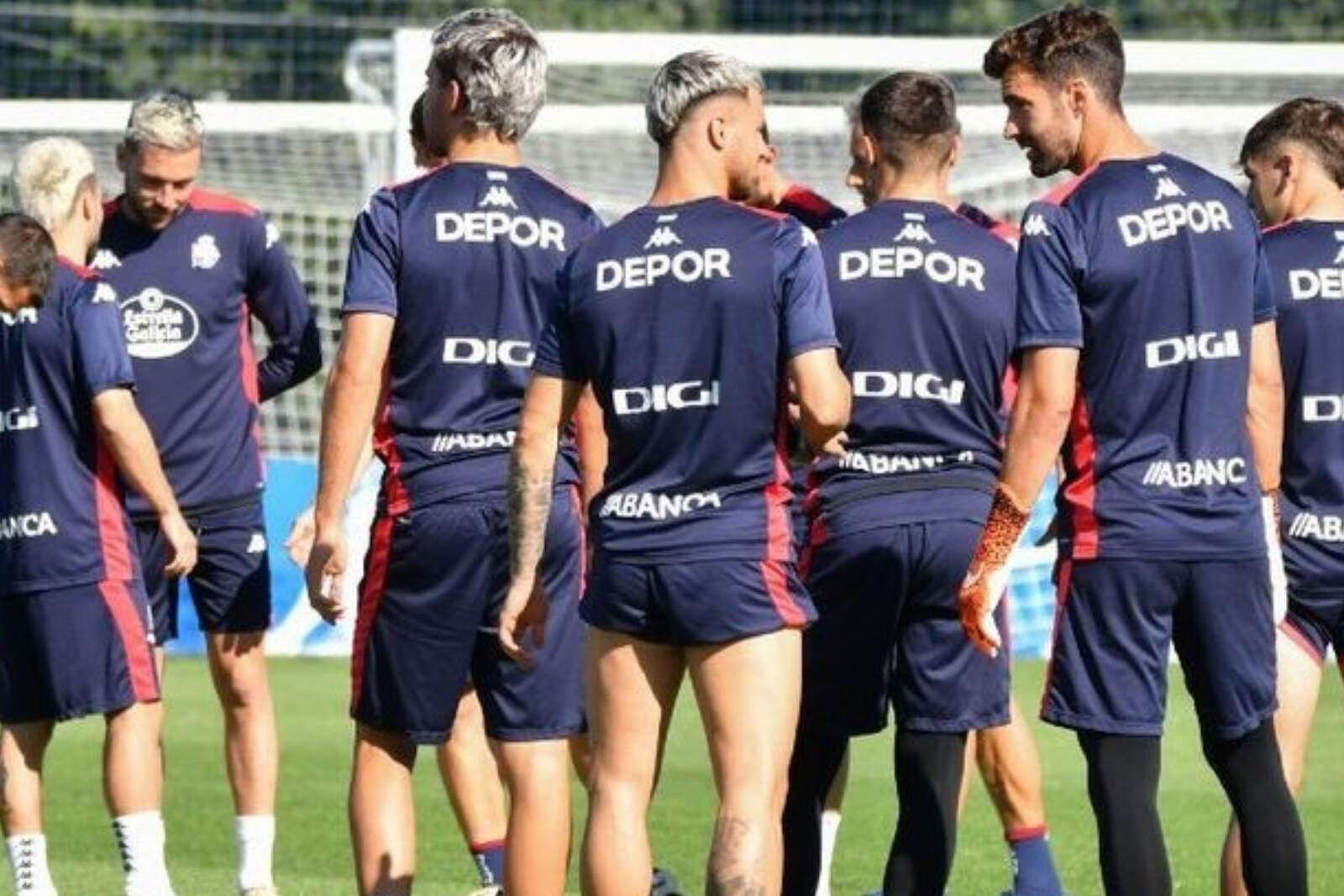 Parte de la plantilla del Deportivo de la Coruña entrenando