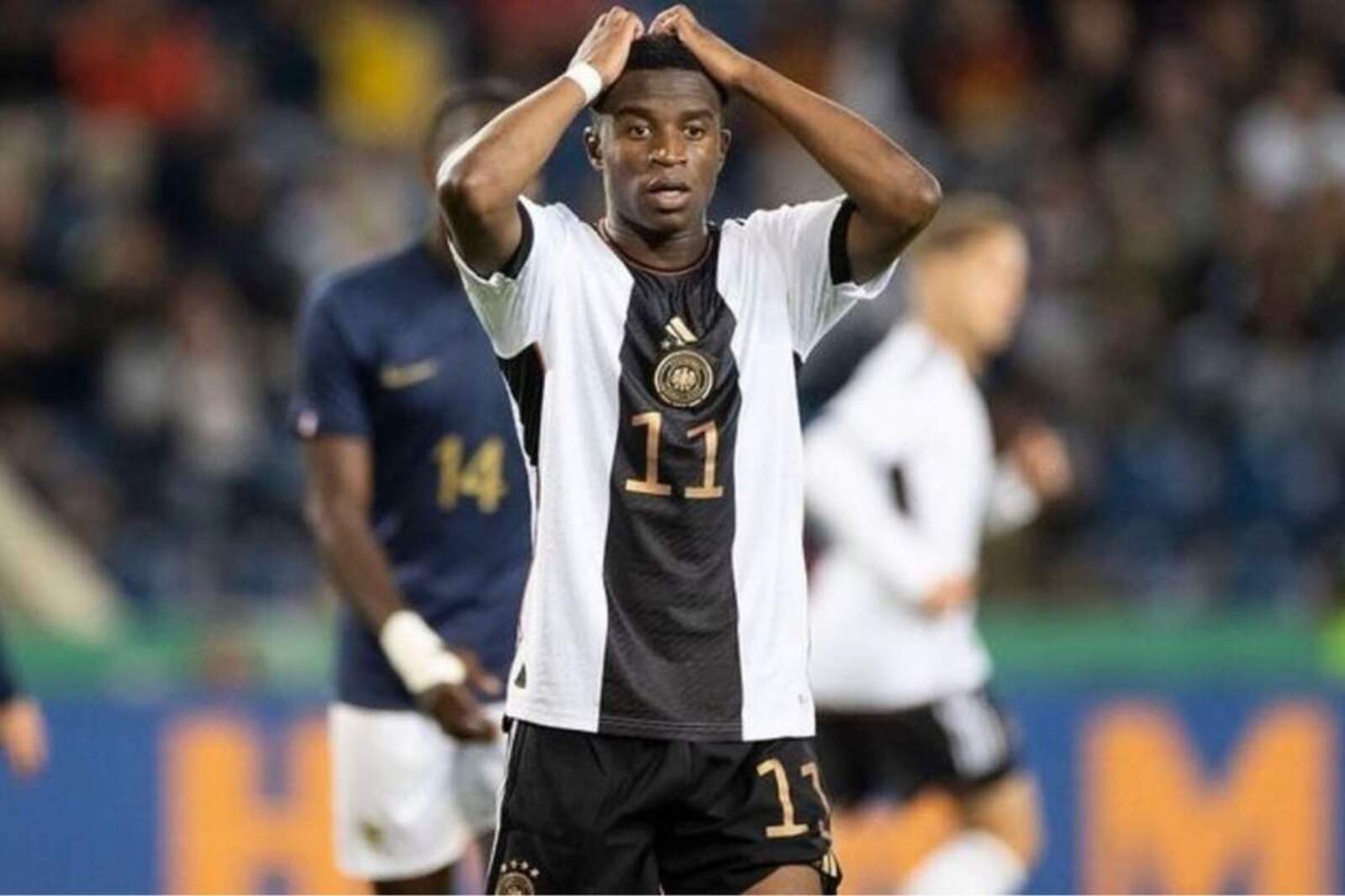 Moukoko se aleja del Betis