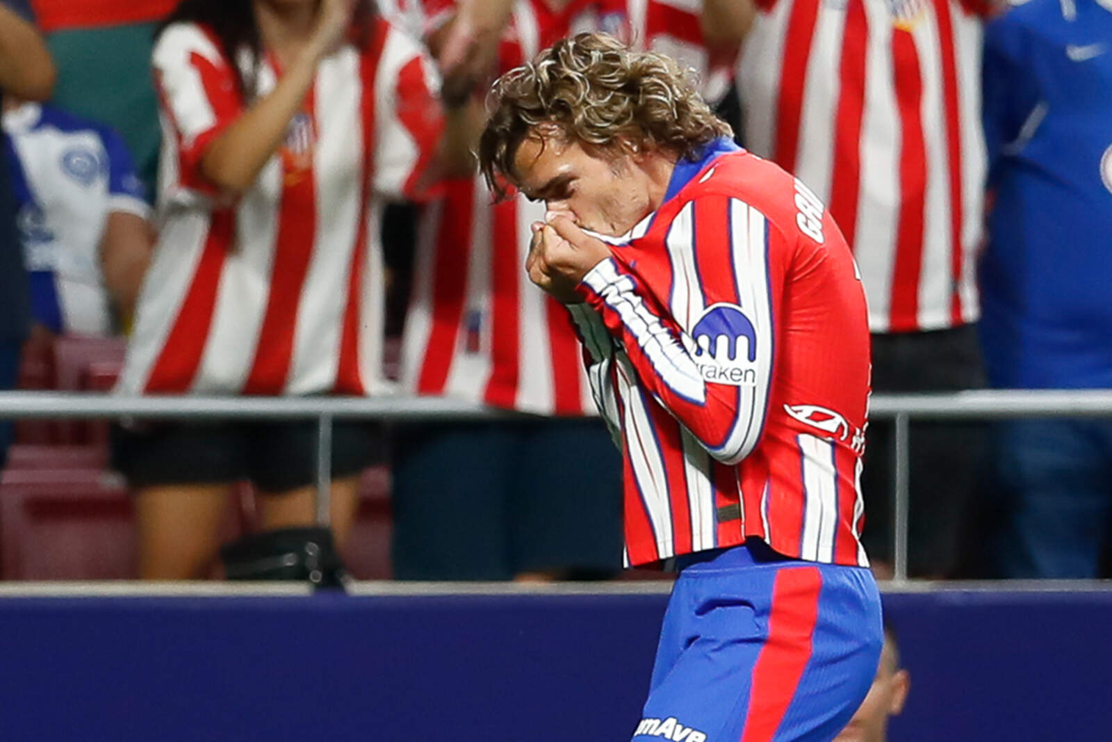 Griezmann besando el escudo
