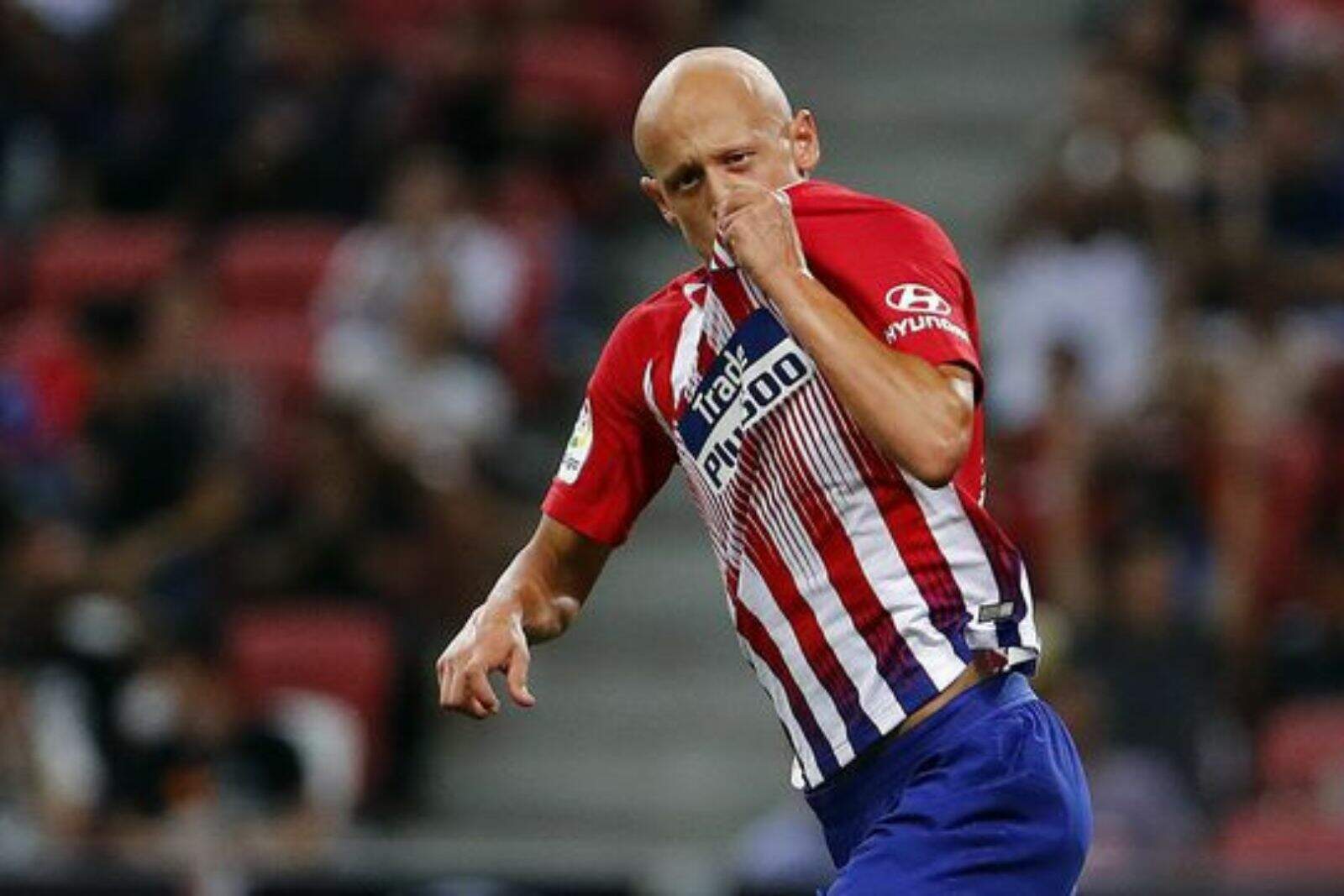 Mollejo besando el escudo