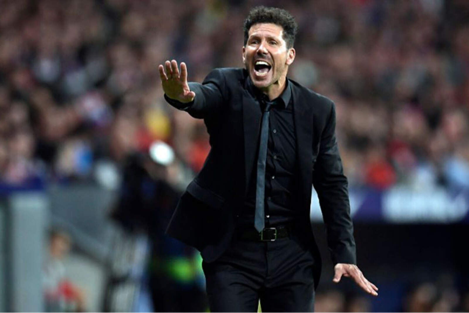 Diego Pablo Simeone dando órdenes desde el banquillo